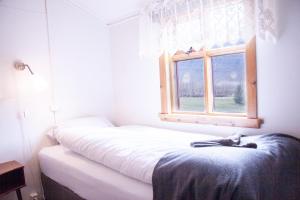 Fossardalur Guesthouse房間的床