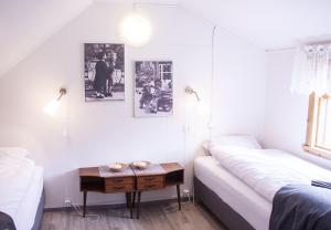 Fossardalur Guesthouse房間的床