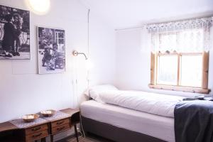 Fossardalur Guesthouse房間的床
