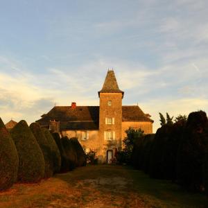 um grande edifício com uma torre do lado em Domaine de Marsaguettes em Morlhon-le-Haut