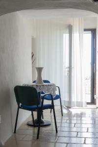 einen Tisch und einen Stuhl in einem Zimmer mit Fenster in der Unterkunft Antiche Mura in Irsina