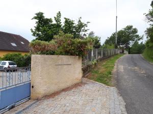 uma parede com uma planta no lado de uma estrada em Maison Fleurie em Aubertin