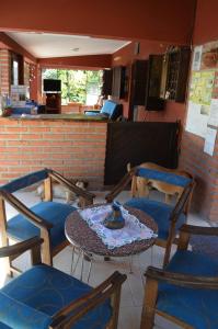 a table and chairs in a room with a table and chairs at El Refugio in Yala