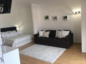 een woonkamer met een bank en een bed bij Estudio-Molino Blanco in Puerto de la Cruz +25 foto's