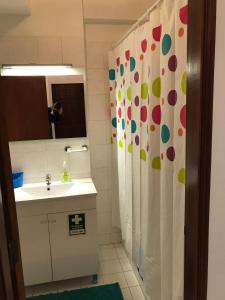 アルマカオ・デ・ペラにあるEdificio Canoaのバスルーム(シンク、シャワーカーテン付)