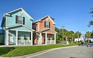 une maison dans une rue d'un quartier résidentiel dans l'établissement Gulf Stream Cottages 300, à Myrtle Beach