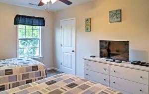 A television and/or entertainment centre at Gulf Stream Cottages 300