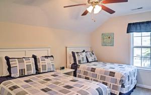 zwei Betten in einem Schlafzimmer mit Deckenventilator in der Unterkunft Gulf Stream Cottages 300 in Myrtle Beach + 26 Fotos