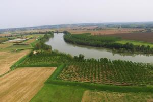 Meilhan-sur-GaronneにあるDomaine Des Deux Rivièresの草原と木々が流れる川の空中