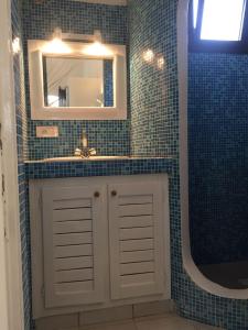 a bathroom with a sink and a mirror at Studio Lipstick in Saly Portudal