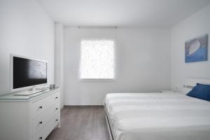 سرير أو أسرّة في غرفة في Apartment Blue Mediteran