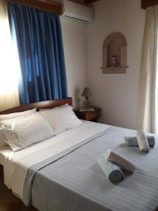 ein Schlafzimmer mit einem Bett mit Handtüchern darauf in der Unterkunft Villa Polymnia in Emborios