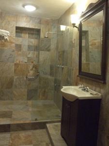 A bathroom at Izamal Plaza