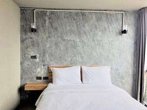 Postel nebo postele na pokoji v ubytování Izen Plus Budget Hotel & Residence