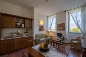 cocina y sala de estar con mesa en Il Poggio Di Bellagio, en Bellagio