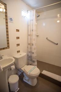 A bathroom at Hotel Prisma Cusco