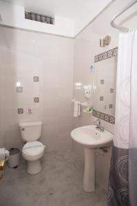 A bathroom at Hotel Prisma Cusco