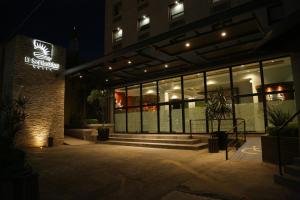 Hotel El Sembrador في Guasave: مبنى عليه لافته في الليل