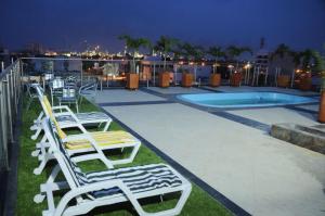 a group of lounge chairs sitting on top of a roof at Hotel Bachue in Barrancabermeja