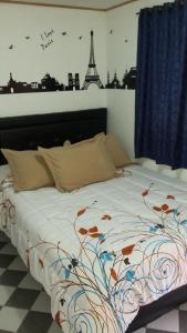 1 cama en un dormitorio con la torre Eiffel en La Casa De Huespedes, en Bogotá