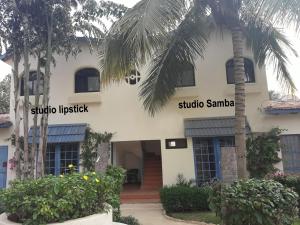 een gebouw met de namen van de verschillende huizen bij Studio Samba in Saly Portudal
