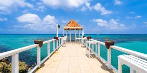 een prieel op een pier boven de oceaan bij Franklyn D Resort & Spa All Inclusive in Runaway Bay