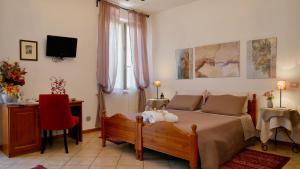1 dormitorio con 1 cama y 1 silla roja en La Meridiana Affittacamere en Colorno