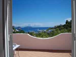 una vista sull'oceano dal balcone di una casa di L'Isolana Case Vacanza Luna 2 a Ponza