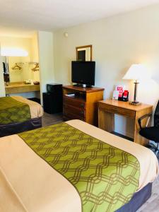 Habitación de hotel con 2 camas y TV en Econo Lodge, en Corbin