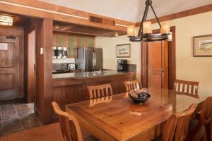 uma cozinha e sala de jantar com uma mesa de madeira em Hyatt Vacation Club at High Sierra Lodge em Incline Village