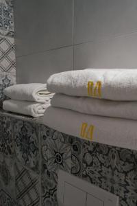 uma pilha de toalhas num balcão na casa de banho em Życzliwa Centrum Konferencyjno-Sportowe em Breslávia