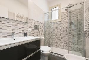 a bathroom with a toilet and a sink and a shower at Casa Paestum. Your wonderful garden in Rome in Rome +32 photos