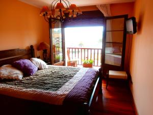 um quarto com uma cama grande e uma janela em Casa Rural Telleri em Sopelana