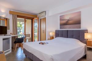 Кровать или кровати в номере Cape Kanapitsa Hotel & Suites