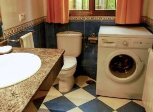 Ένα μπάνιο στο Apartamentos Monasterio +33 φωτογραφίες