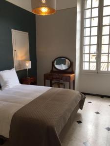 a bedroom with a large bed and a mirror at Apartment La Terasse in Carcassonne