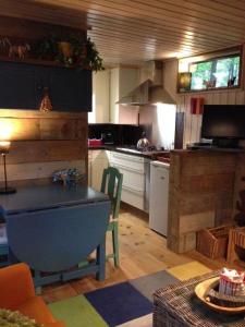 een keuken met een tafel en een fornuis top oven bij De Flierefluiter in Nutter