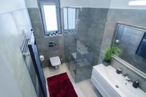 Kúpeľňa v ubytovaní Viktoria Luxury Apartment + 17 fotografií
