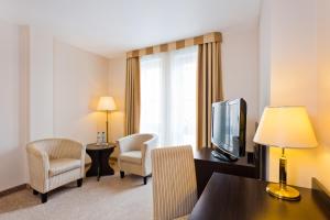 Televízia a/alebo spoločenská miestnosť v ubytovaní Qubus Hotel Wrocław