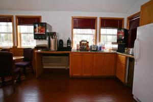 a kitchen with wooden cabinets and a refrigerator at Sisters Inn & Suites in Sisters