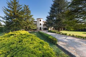 a house with a clock tower in the middle of a yard at Villa Liberty in Entraigues-sur-la-Sorgue