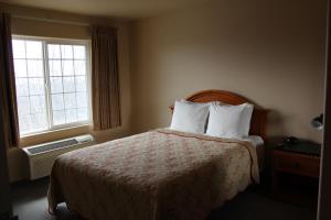 Postel nebo postele na pokoji v ubytování Grand View Inn & Suites