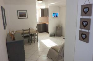 un soggiorno con tavolo e sala da pranzo di Chambre d'hôtes de Florence a Woippy