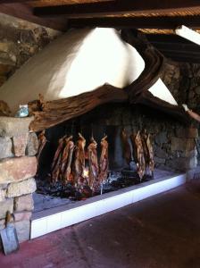 - une cheminée avec un bouquet de saucisses dans l'établissement Agriturismo Piperedda, à Irgoli