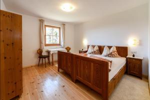 1 dormitorio con cama, escritorio y ventana en Masitterhof, en Bresanona