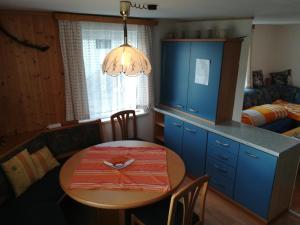 eine Küche mit einem Tisch und einem Esszimmer in der Unterkunft BIO-Peisingerhof in Sankt Stefan ob Leoben