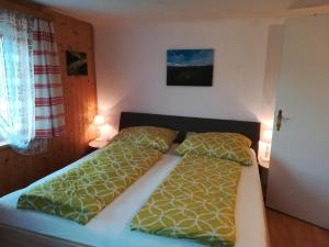 A bed or beds in a room at BIO-Peisingerhof