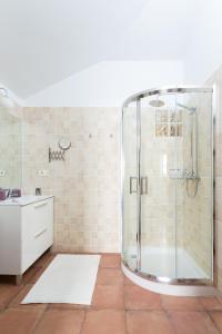 uma casa de banho com uma cabina de duche em vidro e um lavatório. em Casitas Las Uvas y las Viñas em Los Realejos
