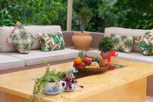 - Mesa de centro con cesta de fruta en el patio en Da Sofia en Pelekas