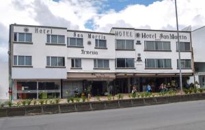 un hotel al lado de la calle en Hotel San Martin, en Armenia